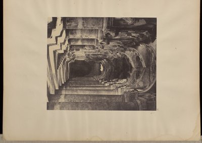 [Madura. Palais [de Trimul Naik], Vista dans une arcade du quadrilatère. - Capt. Linnaeus Tripe