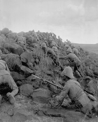 Troupes canadiennes escaladant un kopje pendant la guerre des Boers (1899-1902) d