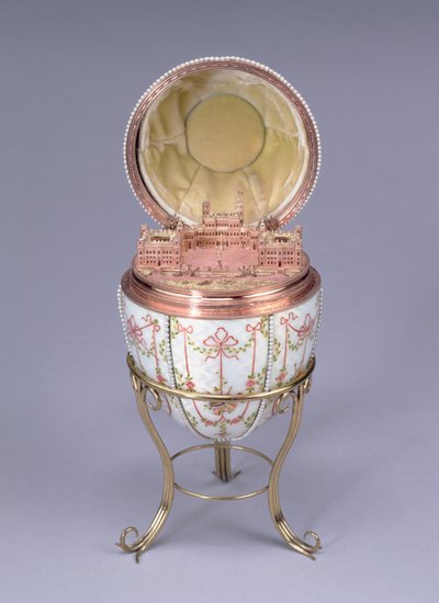 Œuf du Palais de Gatchina, fabriqué par Mikhail Perkhin (fl.1884-1903) 1901 (or, émail en plein et perles de semence) - Carl Fabergé