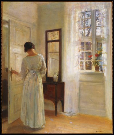 Une dame regardant dans un miroir près d