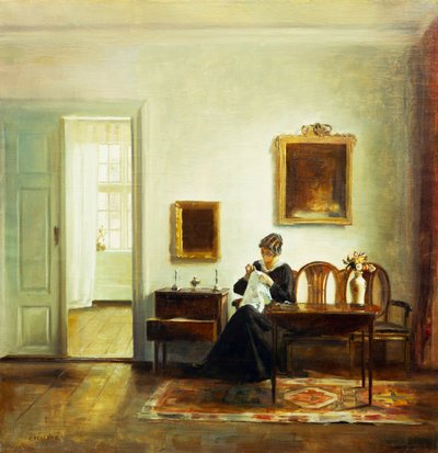 Une femme cousant à l