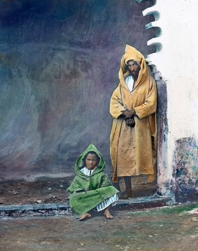 Maroc, marchand maure avec son petit fils, date de l