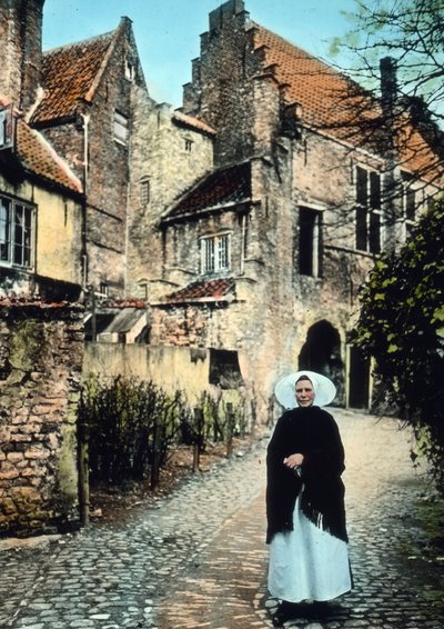 Pays-Bas, province de Zélande. Femme devant le portail Kuipers dans la ville de Middelburg. Image date : vers 1920. Carl Simon Archive - Carl Simon