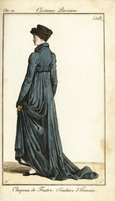 Femme avec chapeau de feutre, manteau de cavalier long, pantoufles d