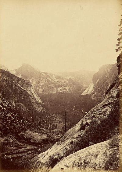 [Les dômes depuis le pied du haut Yosemite] - Carleton Watkins