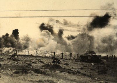 Seconde Guerre mondiale: soldats allemands avançant vers les lignes britanniques à Tobrouk, Libye - Carlo Salvatori