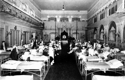 Salon décoré dans un hôpital avec des blessés de guerre et des infirmières de la Croix-Rouge - Carlo Wulz