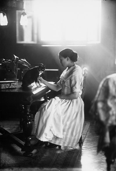 Portrait de Wanda assise à une table avec son chat, Trieste, vers 1910 - Carlo Wulz