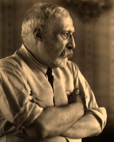 Portrait de profil du peintre Arturo Rietti les bras croisés - Carlo Wulz