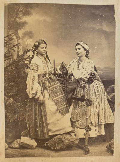 [Portrait de deux femmes gitanes roumaines]. - Carol Szathmari