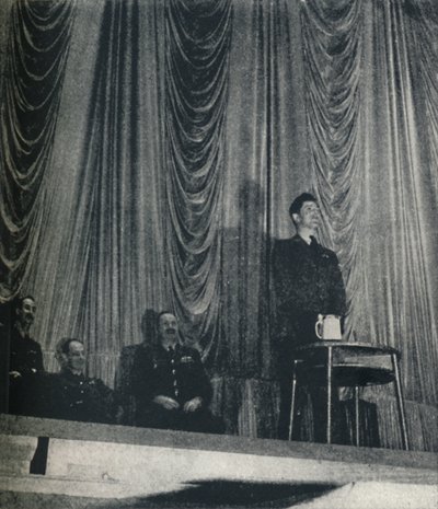 Le lieutenant de vol J. Nicholson, V.C., souligne l