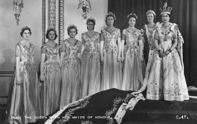 Sa Majesté la reine Elizabeth II avec ses demoiselles d