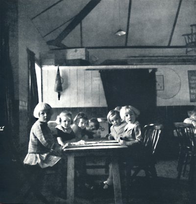 Leçons pour les enfants de Londres dans la salle du village, 1941 - Cecil Beaton
