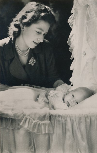 La princesse Elizabeth avec son fils nouveau-né le prince Charles, 1948 - Cecil Beaton