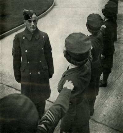 Sergent de la R.A.F. entraînant des aviatrices, vers 1943 - Cecil Beaton