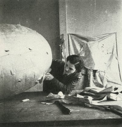 Réparation des ballons de barrage, vers 1943 - Cecil Beaton