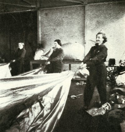 Réparation des ballons de barrage, vers 1943 - Cecil Beaton