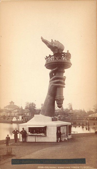 La "Liberté" de Bartholdi - Main et torche, Exposition du Centenaire, Philadelphie - Centennial Photographic Co.