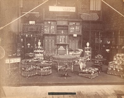 Exposition de S. Howard & Sons - Bâtiment principal, collection de meubles, y compris des chaises rembourrées, des tables, une cheminée, des armoires et des étagères. Sur les murs, des tapis, et sur les tables et étagères, des vases - Centennial Photographic Co.