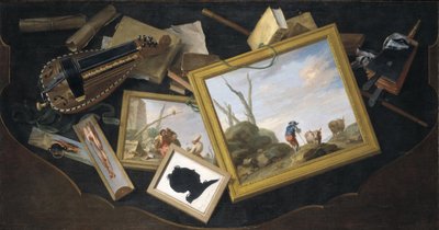 Table en désordre avec peintures, vielle à roue, livres et autres objets de trompe-l