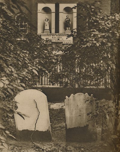 Une ancienne école de charité pour garçons et filles à Wapping, vers 1935 - Charles