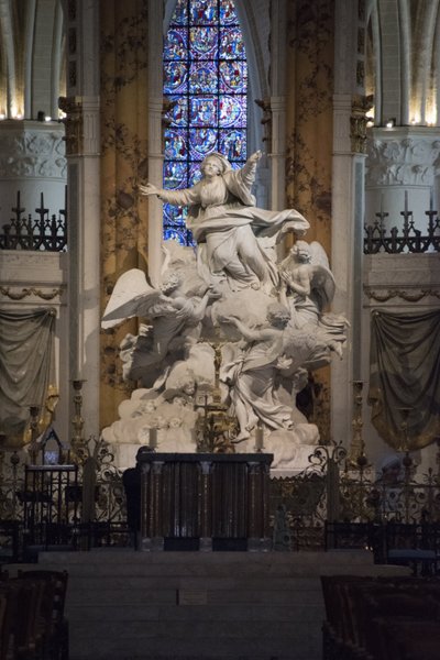 Vue intérieure de la cathédrale de Chartres, le maître-autel (sculpture de Charles Antoine Bridan l