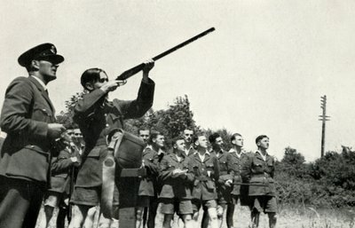 Personnel de la RAF apprenant à tirer pendant la Seconde Guerre mondiale, 1941 - Charles Brown
