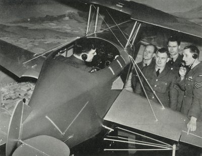 Personnel de la RAF apprenant à piloter dans un simulateur de vol pendant la Seconde Guerre mondiale, 1941 - Charles Brown