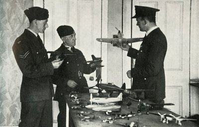 Personnel de la RAF apprenant à identifier les avions pendant la Seconde Guerre mondiale, 1941 - Charles Brown