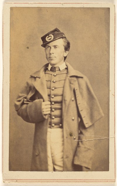 [Soldat non identifié de la guerre de Sécession, debout, une main empoignant son pardessus]. - Charles DeForest Fredricks
