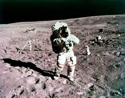 Astronaute John Young sur la surface lunaire, mission Apollo 16, 21 avril 1972 - Charles Duke