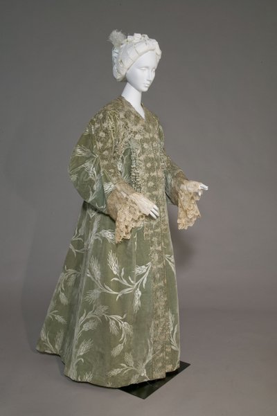 Manteau de soirée de Bertha Palmer, vers 1902 (vue oblique de face). Satin de soie avec velours coupé en motif de blé, dentelle de fil métallique, glands de soie métallique. Worth, Paris. - Charles Frederick Worth