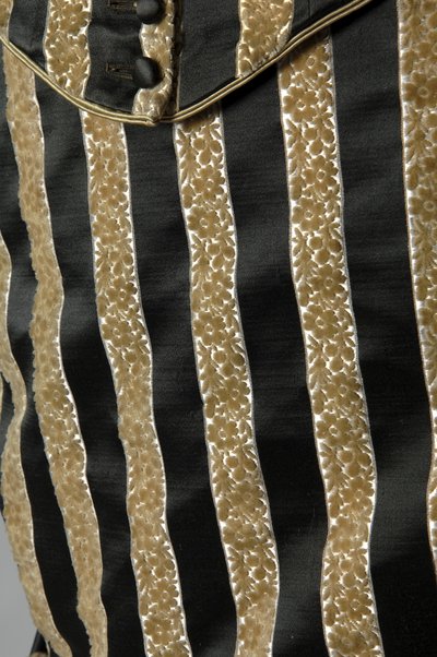 Robe de soirée, c.1884 (détail du tissu). Satin de soie et velours coupé, dentelle, glands et franges en fil de soie. Charles Frederick Worth, France. - Charles Frederick Worth