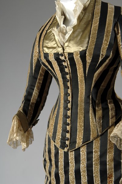 Robe de soirée, c.1884 (vue partielle oblique latérale) - Charles Frederick Worth