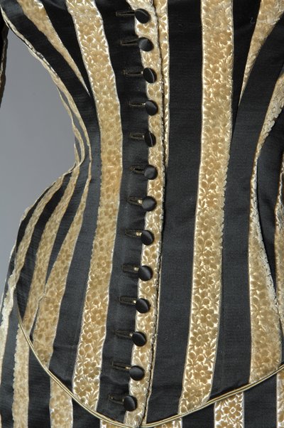 Robe de soirée, vers 1884 (vue partielle de la fermeture à boutons). Satin de soie et velours coupé, dentelle, glands et franges en fil de soie. Charles Frederick Worth, France. - Charles Frederick Worth