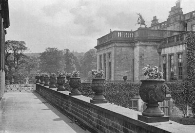 Vases en pierre sculptée, terrasse Est - Charles Latham