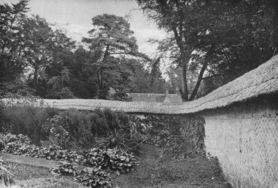 Jardin Enclos par des Murs de Craie à Clouds - Charles Latham
