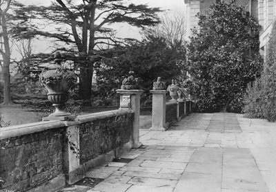 Urnes en plomb, terrasse sud - Charles Latham
