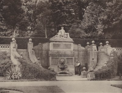 Fontaine murale dans le jardin à Bowood, Wilts - Charles Latham