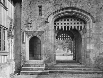 Dans la Cour - Charles Latham