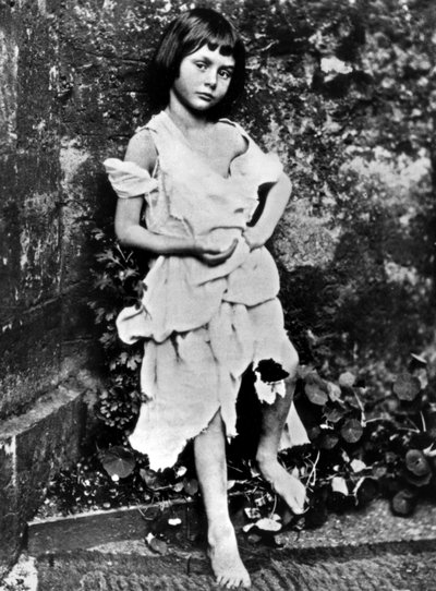 Alice Liddell amie de Lewis Carroll, ici en mendiante, photo par Carroll en 1865 - Charles Lutwidge (1832 98) Dodgson