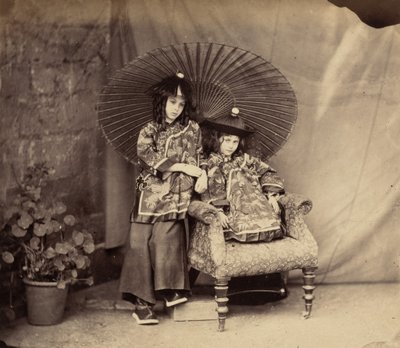 Lorina et Alice Liddell en tenue chinoise - Charles Lutwidge Dodgson
