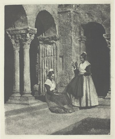 Deux arlesiennes dans le cloitre de Saint-Trophime d