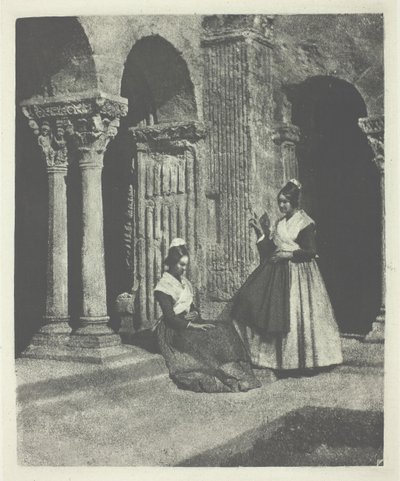 Deux arlésiennes dans le cloître de Saint-Trophime d