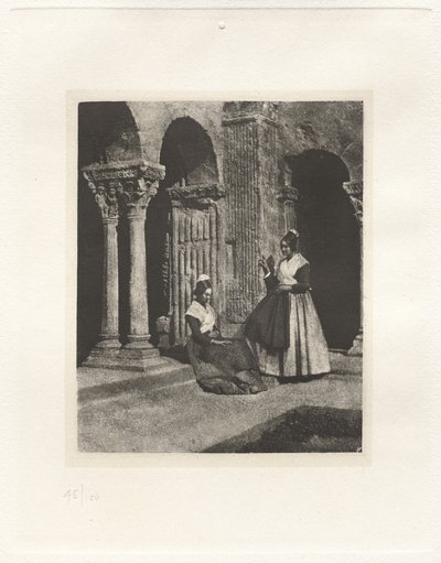 Planche II – Deux Arlésiennes dans le cloître de Saint-Trophime d