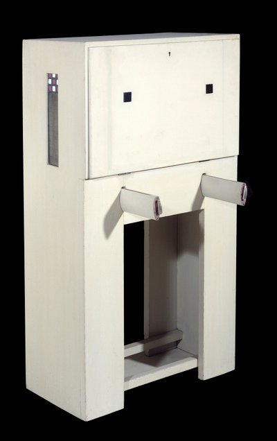 Charles Rennie Mackintosh ; secrétaire avec siège (1904) bois laqué blanc. hauteur : 1,21 m. Paris, Musée d