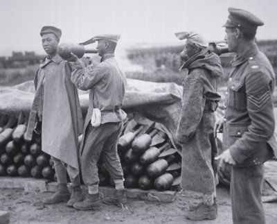 Unité chinoise stockant des bombes aériennes dans un dépôt d