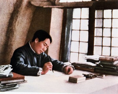 Mao écrivant son œuvre « De la guerre prolongée » dans une grotte à Yenan - Chinese Photographer