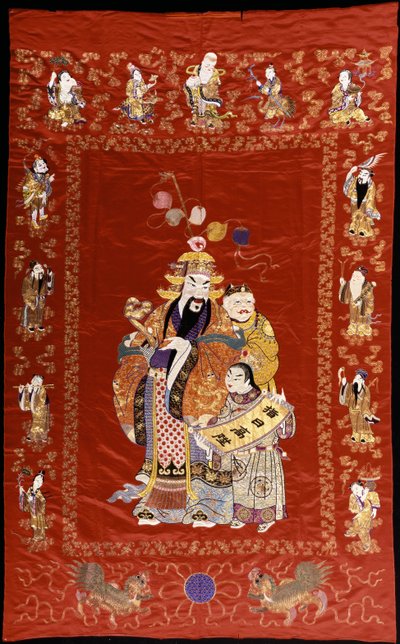Un pendentif chinois en satin rouge brodé représentant une figure avec un ru-i et deux assistants, les bordures décorées avec les huit immortels - Chinese School