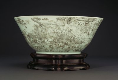 Un grand bol en porcelaine incisé représentant une scène continue de dames dans les jardins du palais, 1796-1820 - Chinese School